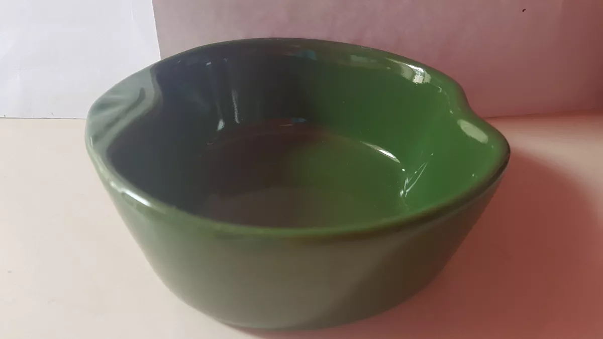Keramická miska ve tvaru jablka průměr cca 13 cm