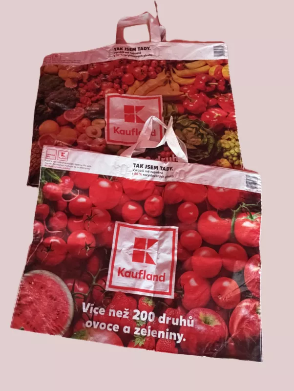 Dvě velké tašky pevnější igelit z Kauflandu