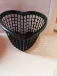 Košíček hnědý plastový ve tvaru srdce