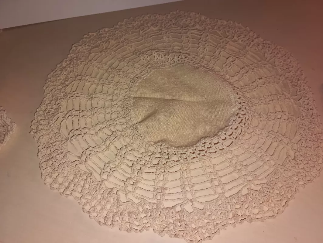 Dečka kulatá průměr cca 32cm ne čistě bílá